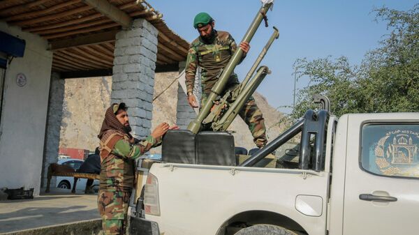 Солдаты Талибана загружают ракетную установку в автомобиль после перестрелки между пакистанскими и афганскими силами недалеко от границы Торхам (27 февраля 2026). Афганистан - Sputnik Արմենիա