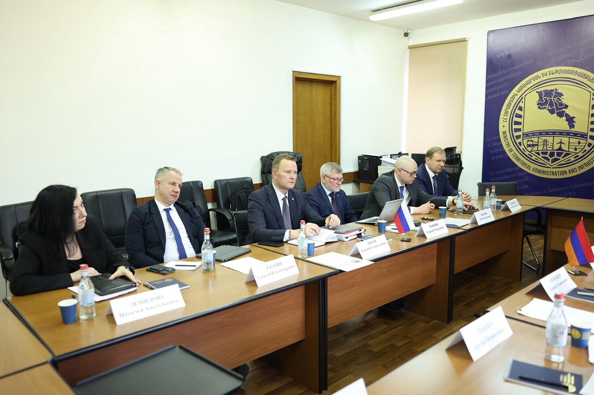 Замминистра ТУИ Армен Симонян принял делегацию во главе с заместителем министра транспорта РФ Дмитрием Зверевым (27 февраля 2026). Еревaн - Sputnik Արմենիա, 1920, 27.02.2026
