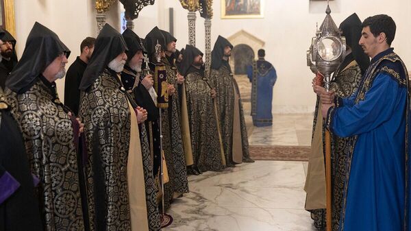 Заупокойная месса в память о жертвах Сумгаитской резни 1988 года по окончании воскресной литургии (27 февраля 2026). Эчмиадзин - Sputnik Армения