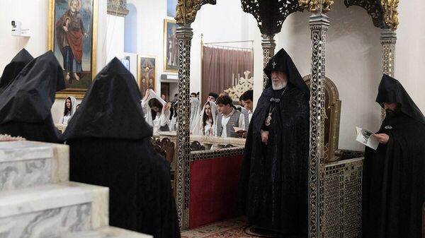 Ամենայն հայոց կաթողիկոսը հոգեհանգստյան կարգ է կատարում ի հիշատակ 1988թ–ին Ադրբեջանի իշխանությունների կողմից կազմակերպված սումգայիթյան ջարդերի զոհերի - Sputnik Արմենիա