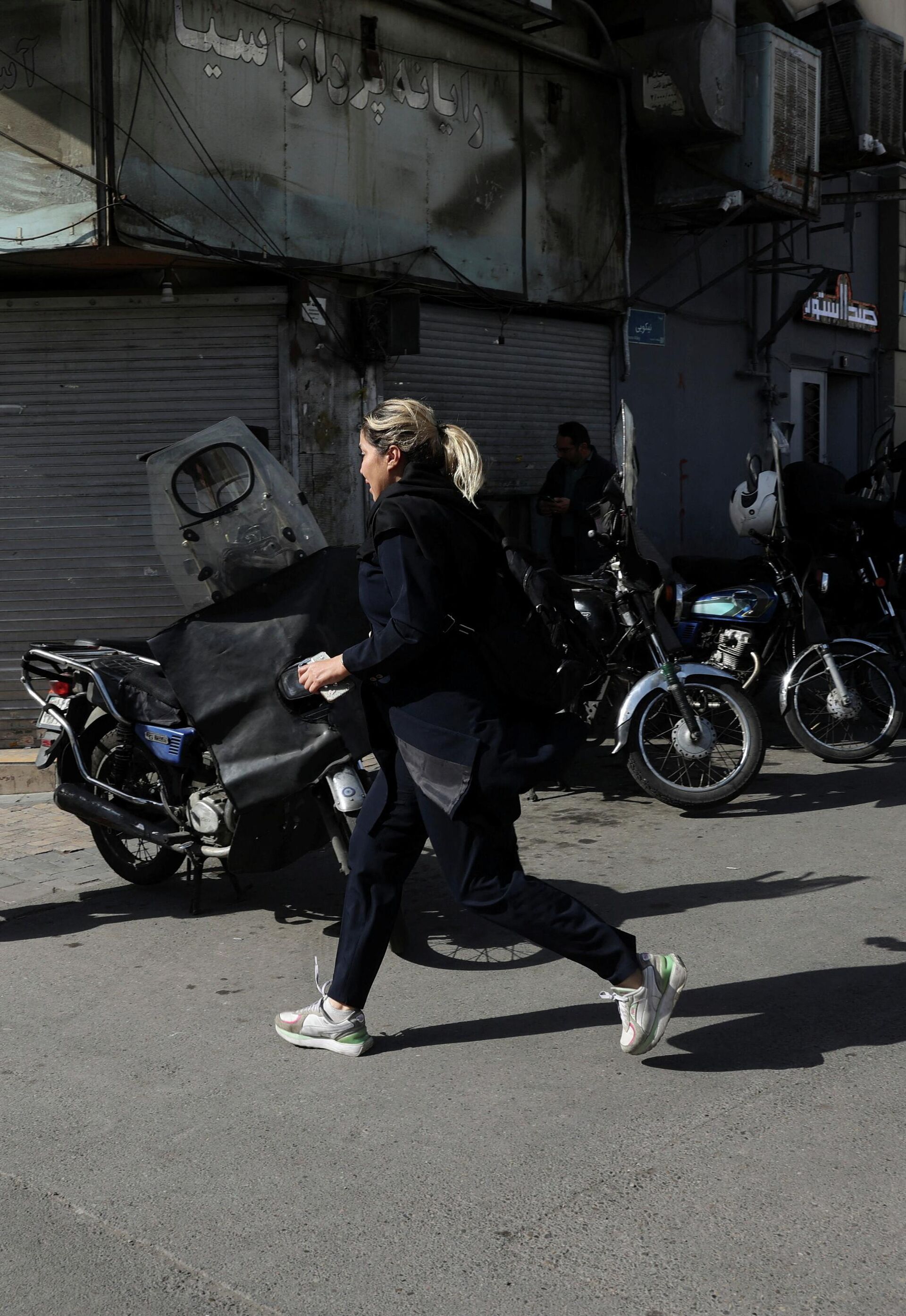 Женщина укрывается от взрыва после заявления Израиля о нанесении превентивного удара по Ирану (28 февраля 2026). Тегеран - Sputnik Армения, 1920, 28.02.2026