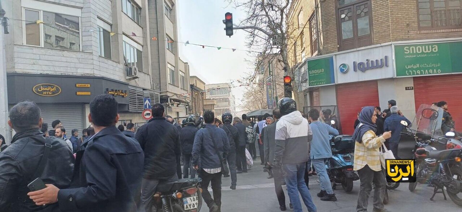 Жители Тегерана смотрят на дым от взрыва после заявления Израиля о нанесении превентивного удара по Ирану (28 февраля 2026). Тегеран - Sputnik Армения, 1920, 28.02.2026