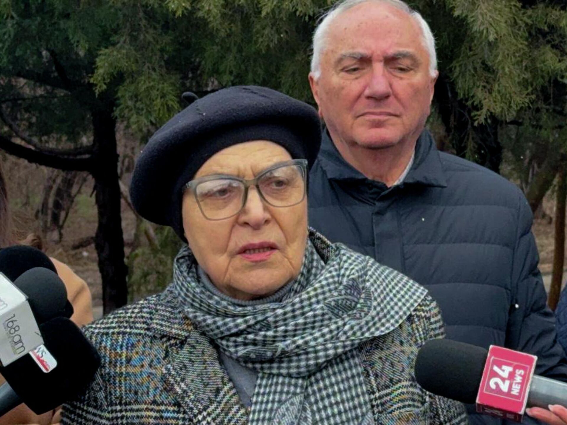 Лариса Алавердян общается с прессой на возложении цветов у хачкаров комплекса Цицернакаберд по случаю годовщины резни в Сумгаите (28 февраля 2026). Еревaн - Sputnik Արմենիա, 1920, 28.02.2026