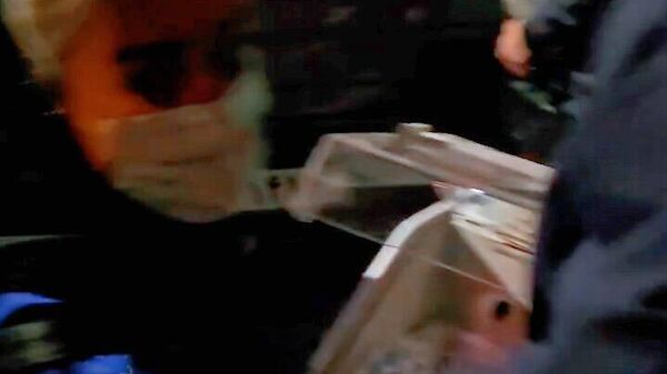 Медсёстры больницы Ганди переносят новорождённых одновременно с ракетным обстрелом этого района - Sputnik Армения