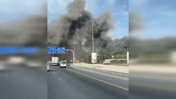 Кадры огромного облака дыма, поднимающегося над американской военно-морской базой в Бахрейне - Sputnik Армения