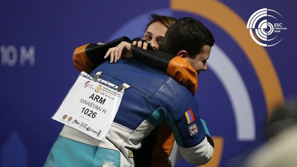 Пара Лилит Мкртчян и Айк Минасян (Армения) завоевала серебряную медаль в смешанном командном соревновании движущаяся мишень на Чемпионате Европы (2 марта 2026). Еревaн - Sputnik Армения