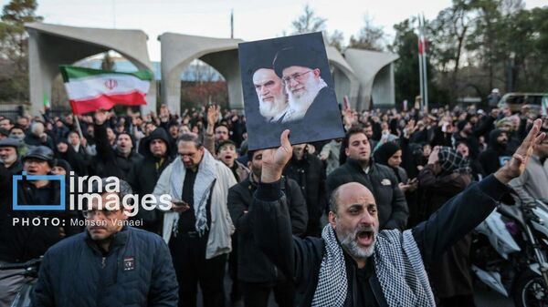 Жители Тегерана собрались на площади, чтобы почтить память погибшего революционного лидера (1 марта 2026). Иран - Sputnik Армения