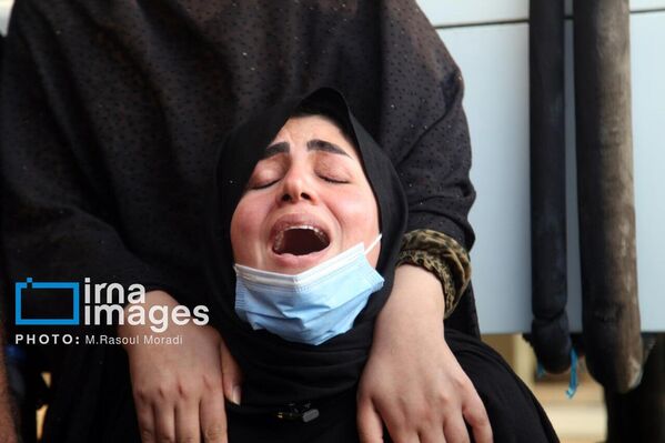 Родители оплакивают своих детей на опознании тел погибших в начальной школе для девочек МинабИран - Sputnik Армения