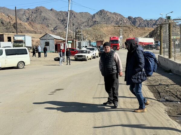 Граждане России, работающие на нефтебазе в Иране, на КПП в Мегри  - Sputnik Армения