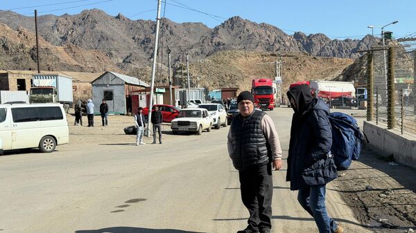 Граждане России, работающие на нефтебазе в Иране, на КПП в Мегри (3 марта 2026). Сюник - Sputnik Армения