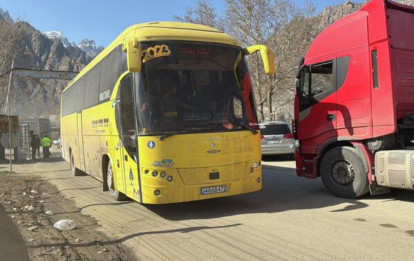 Автобусы ожидают пассажиров у пограничного пункта - Sputnik Армения