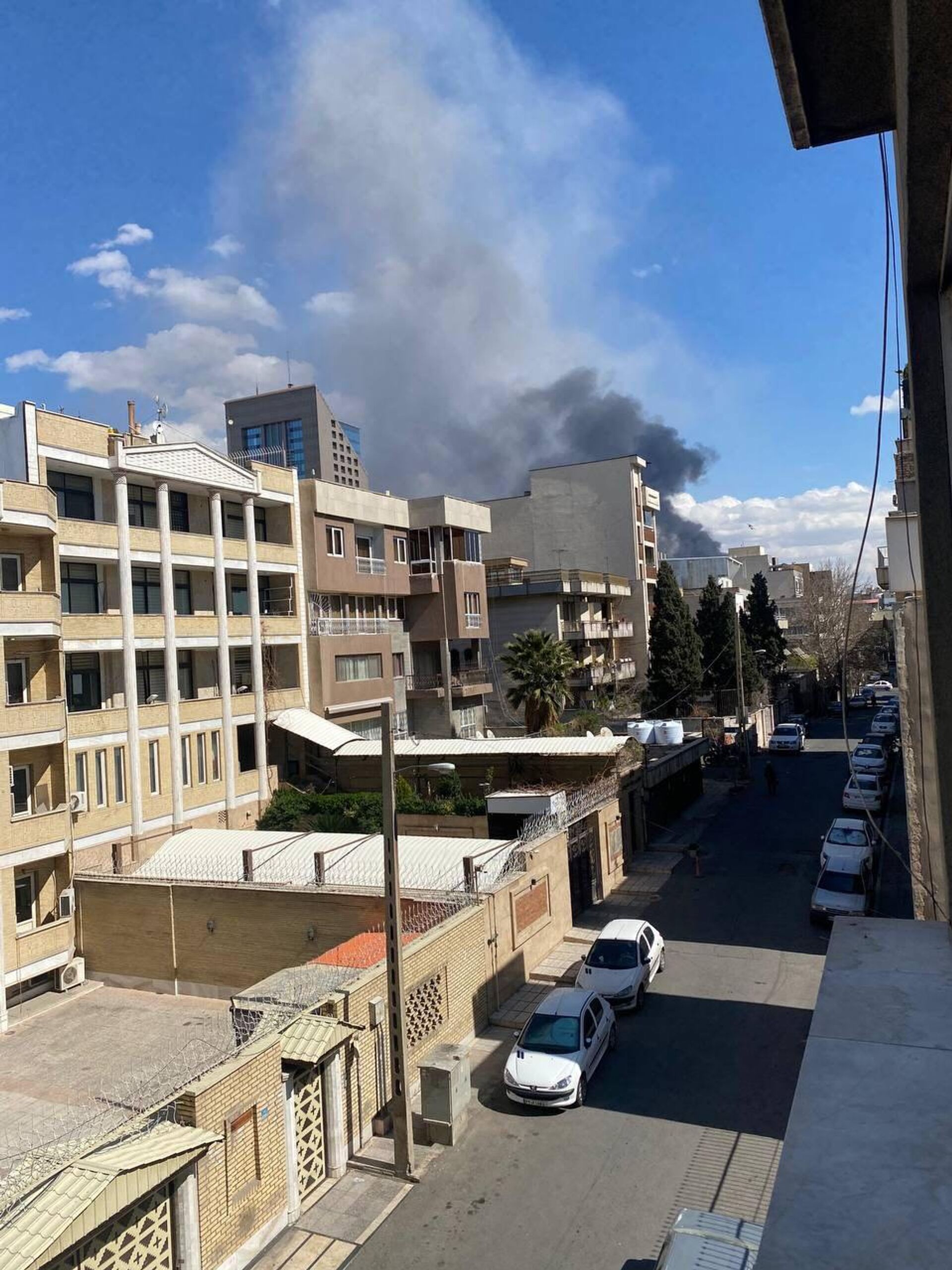 Взрыв от израильского ракетного удара в жилом районе (3 марта 2026). Тегеран - Sputnik Армения, 1920, 03.03.2026