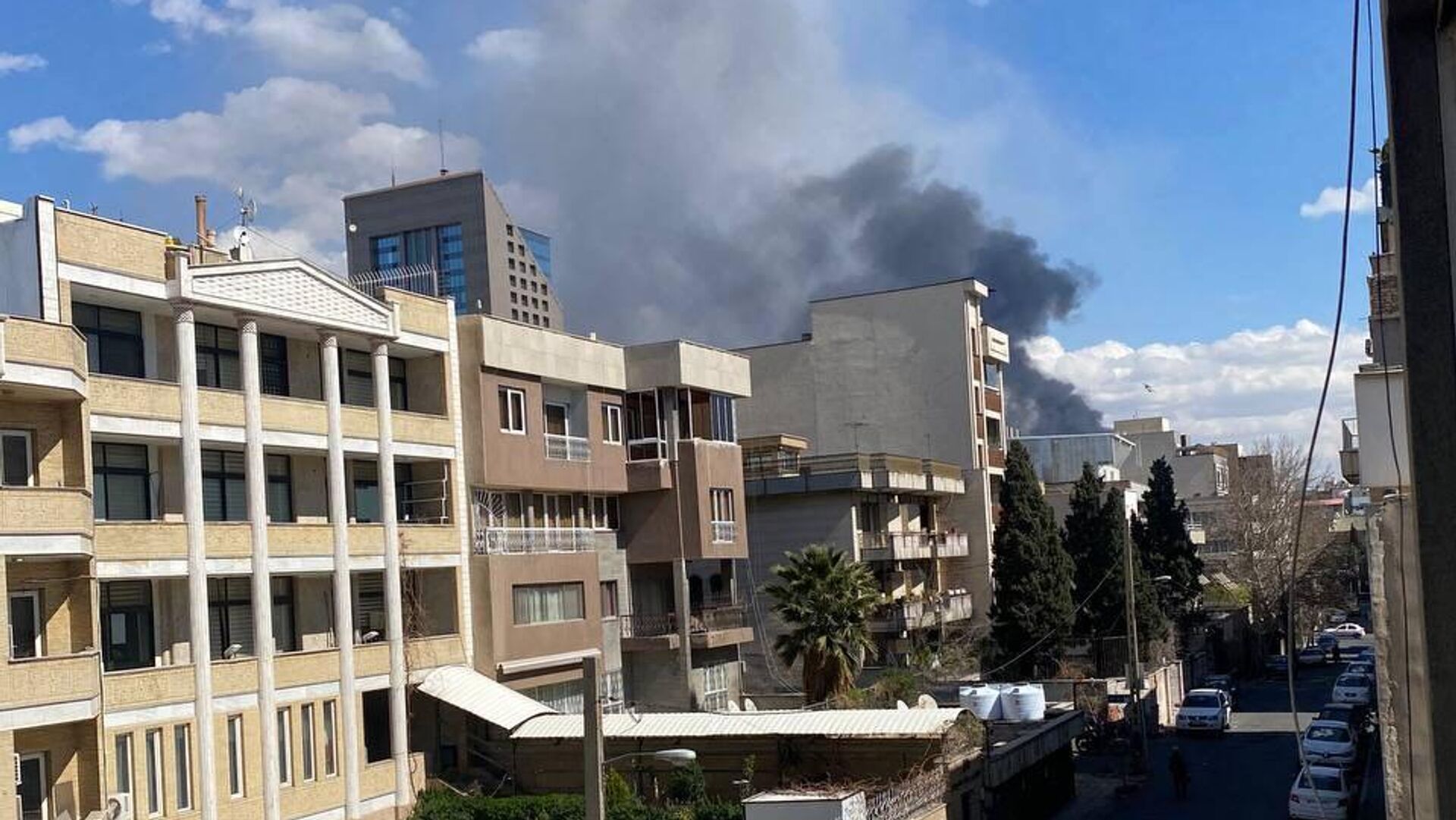 Взрыв от израильского ракетного удара в жилом районе (3 марта 2026). Тегеран - Sputnik Արմենիա, 1920, 03.03.2026