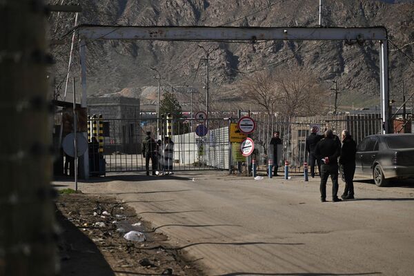 Россияне, работающие на нефтебазе в Иране, на КПП в Мегри  - Sputnik Армения