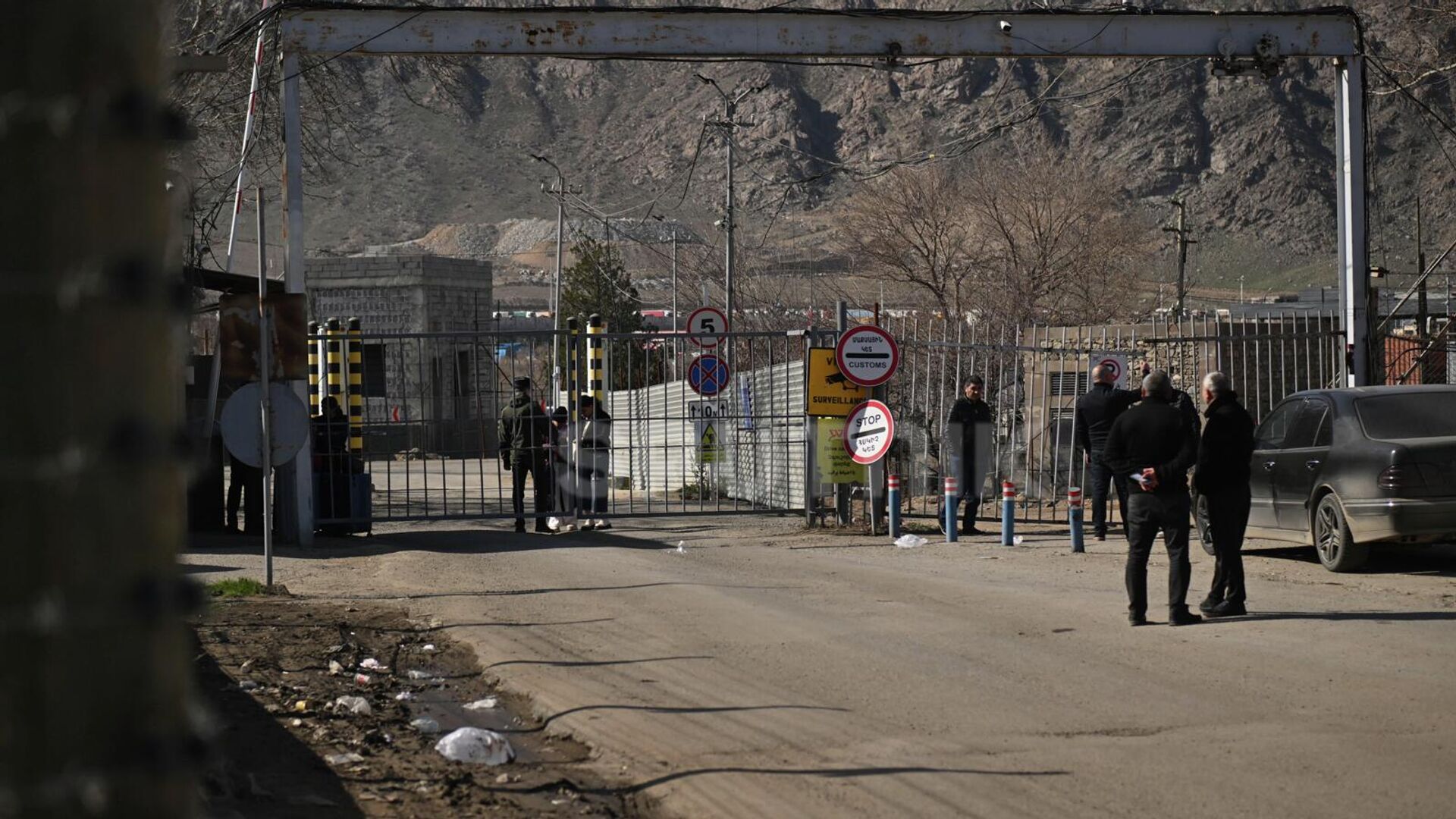 Граждане России, работающие на нефтебазе в Иране, на КПП в Мегри (3 марта 2026). Сюник - Sputnik Армения, 1920, 05.03.2026