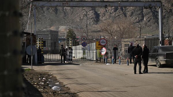 Граждане России, работающие на нефтебазе в Иране, на КПП в Мегри (3 марта 2026). Сюник - Sputnik Армения