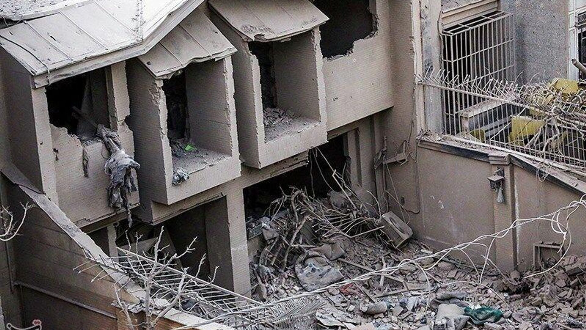 Последствия авиаудара США и Израиля по жилым зданиям в Хамедане (3 марта 2026). Иран - Sputnik Армения, 1920, 03.03.2026