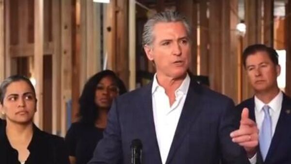  Какую угрозу США представляли иранские школьницы? —  губернатор Калифорнии Гэвин Ньюсом - Sputnik Армения