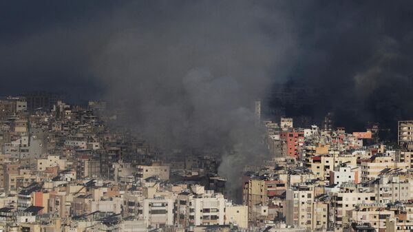 Дым поднимается после израильского удара по южным пригородам Бейрута (3 марта 2026). Ливан - Sputnik Армения