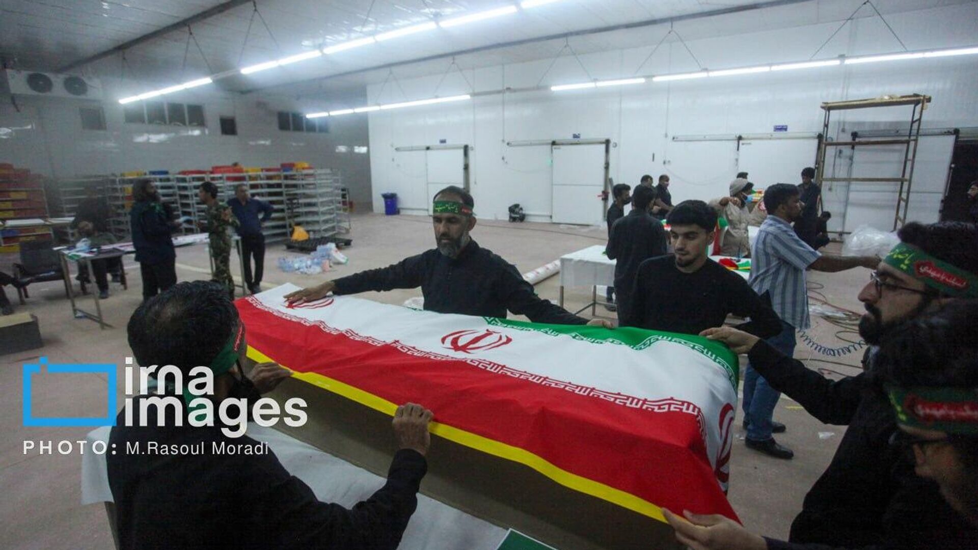 Подготовка к похоронам погибших в начальной школе для девочек Минаб (3 марта 2026). Иран - Sputnik Армения, 1920, 11.03.2026