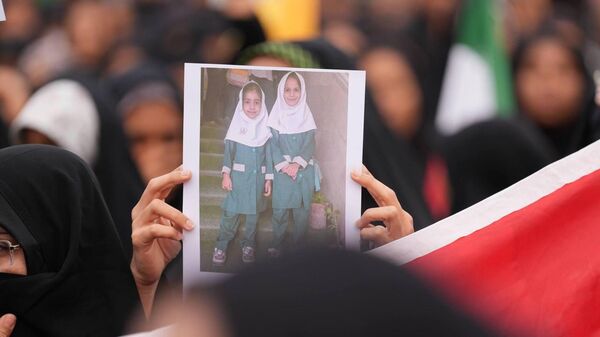 Похороны погибших в начальной школе для девочек Минаб (3 марта 2026). Иран - Sputnik Армения