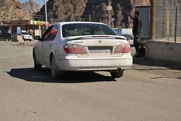 Машины на КПП в Мегри - Sputnik Армения