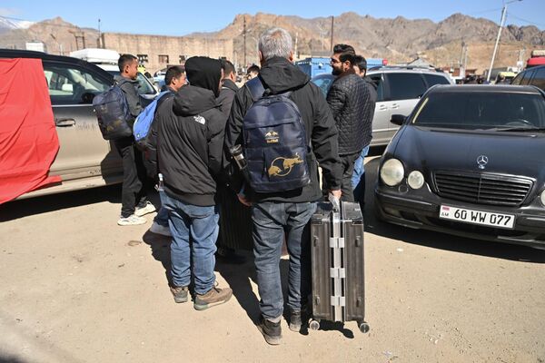 Люди с багажом пересекают армяно-иранскую границу - Sputnik Армения