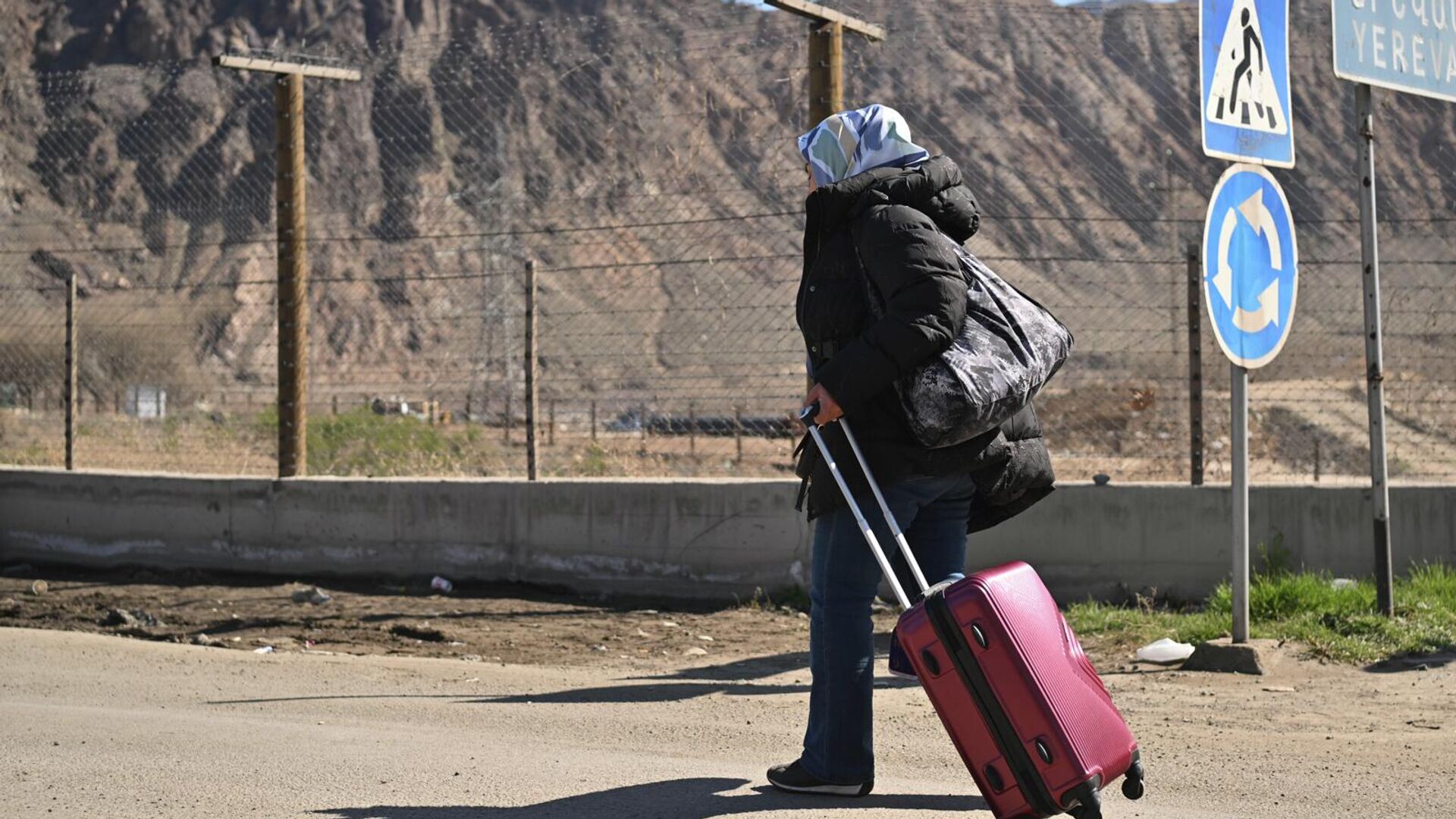 Граждане разных стран, работающие в Иране, на КПП в Мегри (3 марта 2026). Сюник - Sputnik Армения, 1920, 03.03.2026