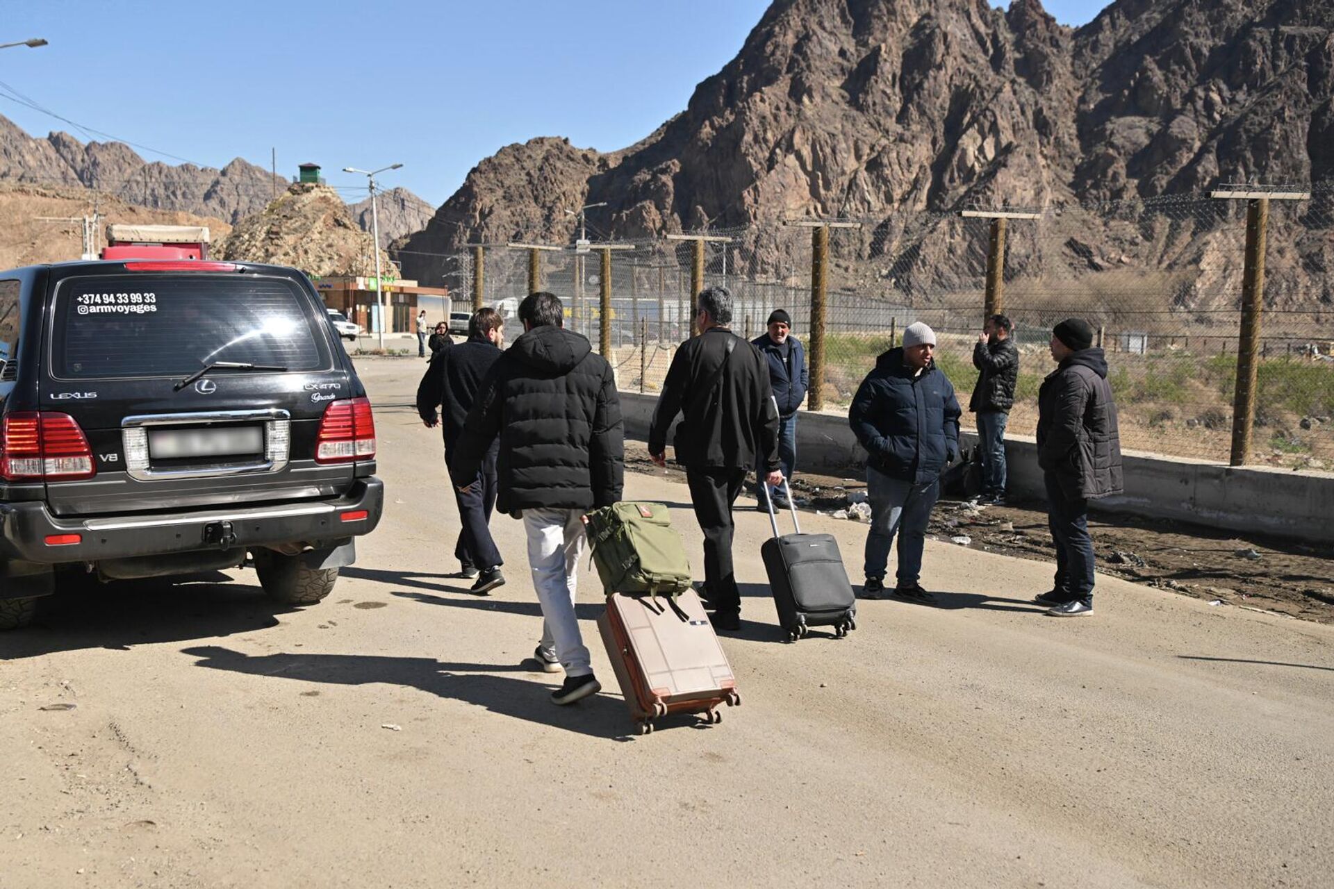 Граждане разных стран, работающие в Иране, на КПП в Мегри (3 марта 2026). Сюник - Sputnik Արմենիա, 1920, 03.03.2026