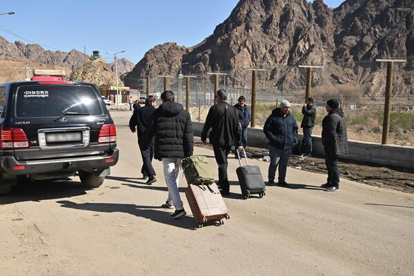 Граждане разных стран направляются в сторону Еревана - Sputnik Армения