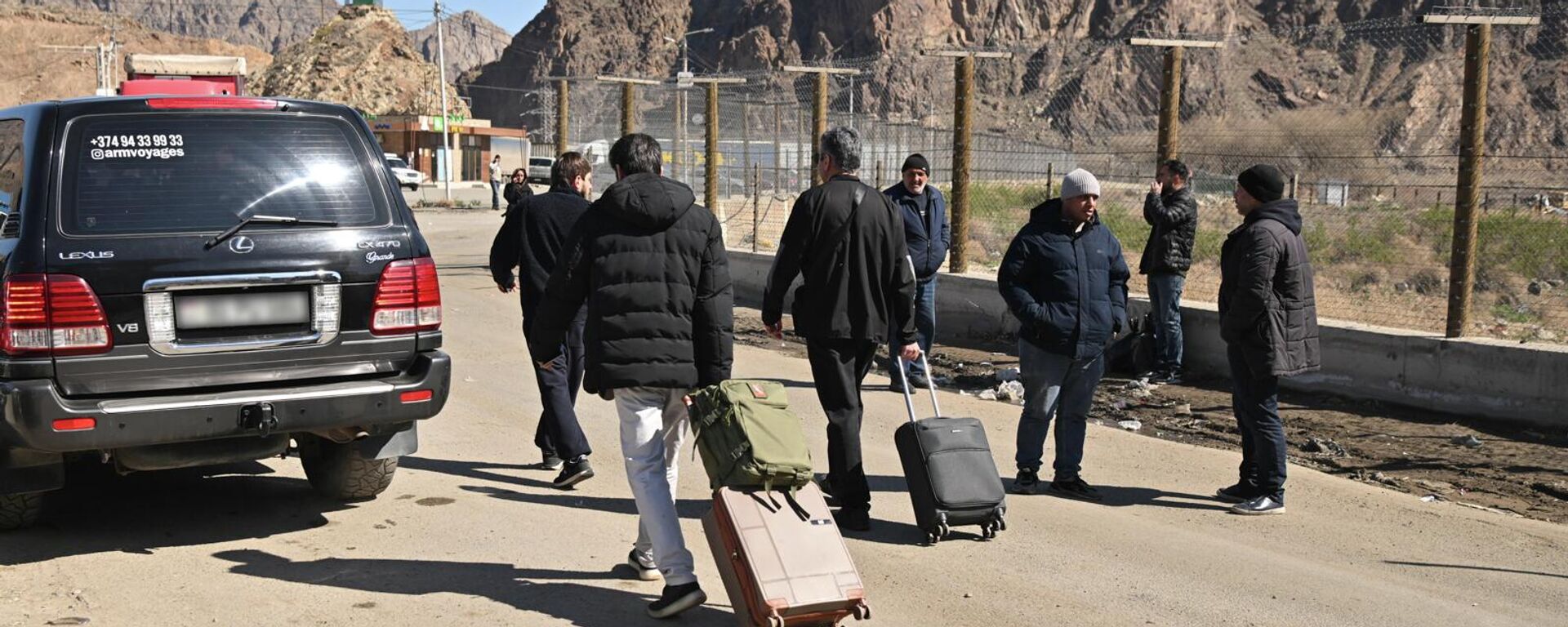 Граждане разных стран, работающие в Иране, на КПП в Мегри (3 марта 2026). Сюник - Sputnik Армения, 1920, 03.03.2026