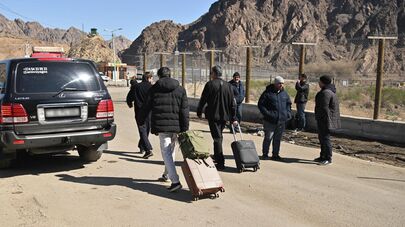 Граждане разных стран, работающие в Иране, на КПП в Мегри (3 марта 2026). Сюник
