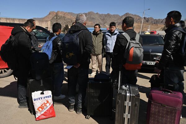 Небольшая очередь на выезд через погранпереход - Sputnik Армения