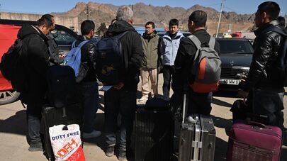 Граждане разных стран, работающие в Иране, на КПП в Мегри (3 марта 2026). Сюник