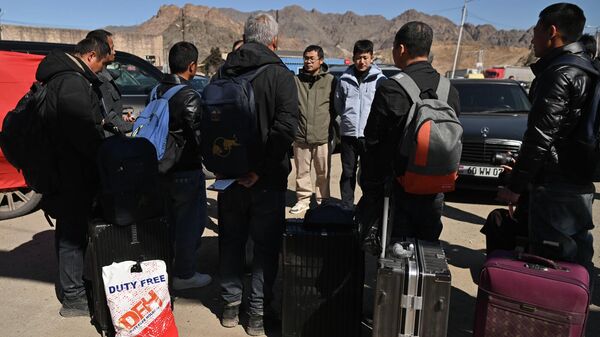 Граждане разных стран, работающие в Иране, на КПП в Мегри (3 марта 2026). Сюник - Sputnik Армения