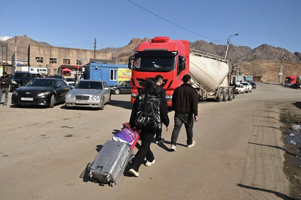 Граждане разных стран, работающие в Иране, на КПП в Мегри - Sputnik Армения