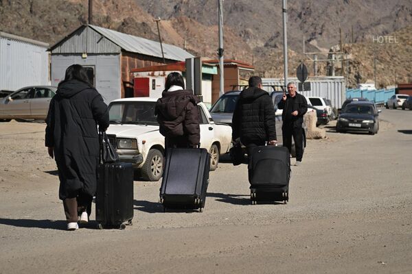 Граждане разных стран, работающие в Иране, на КПП в Мегри  - Sputnik Армения