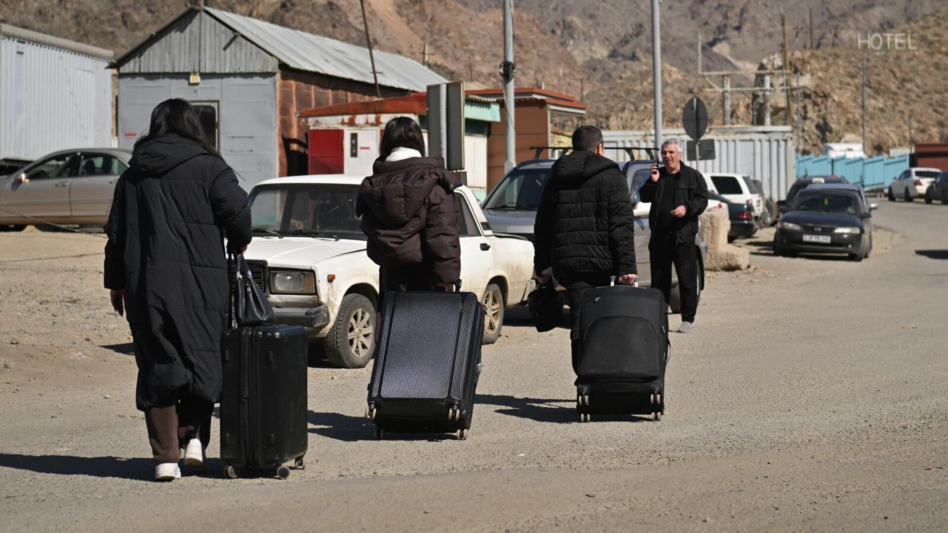 Граждане разных стран, работающие в Иране, на КПП в Мегри (3 марта 2026). Сюник - Sputnik Армения, 1920, 05.03.2026