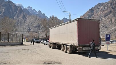 Машины на КПП в Мегри (3 марта 2026). Сюник