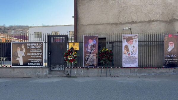 Цветы и игрушки приносят жители Сюника к Генконсульству ИРИ в Капане - Sputnik Արմենիա