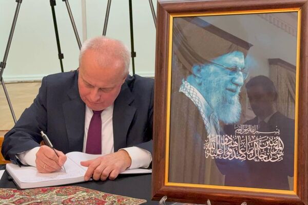 Սերգեյ Կոպիրկինը գրառում է արել Հայաստանում Իրանի դեսպանատանը բացված սգո մատյանում - Sputnik Արմենիա