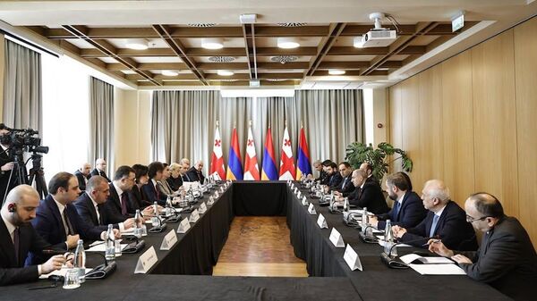 Встреча премьер-министров Армении и Грузии Никола Пашиняна и Ираклия Кобахидзе в расширенном формате (4 марта 2026). Тбилиси - Sputnik Армения