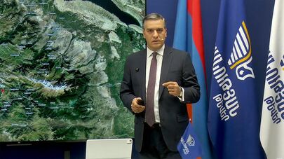 Основатель политической инициативы "Крылья единства" Арман Татоян во время пресс-конференции (4 марта 2026). Еревaн