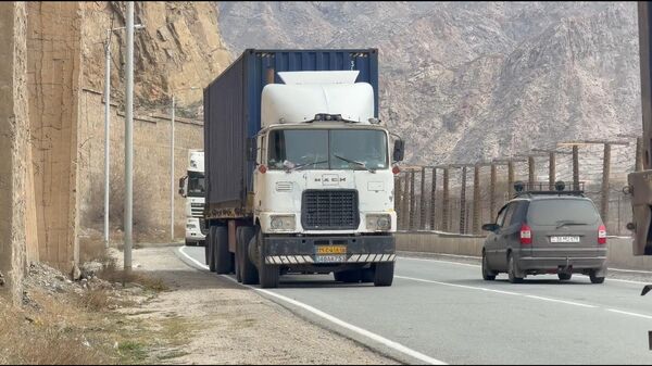 Трехкилометровая очередь из фур на участке трассы Мегри–Агарак - Sputnik Արմենիա