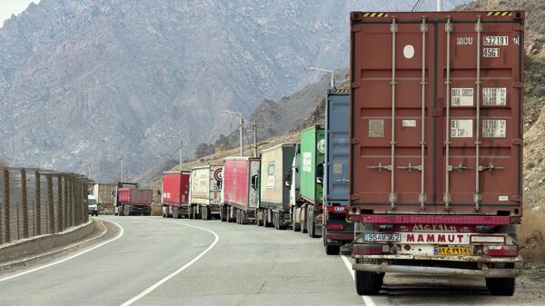 Բեռնատարները սպասում են հայ-իրանական սահմանը հատելուն - Sputnik Արմենիա