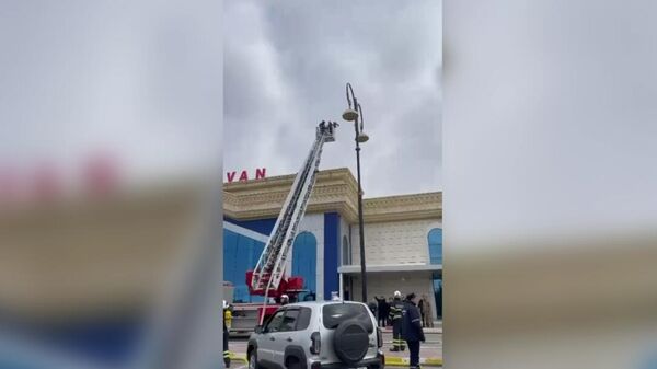 Азербайджанские СМИ утверждают, что ракеты и беспилотники, выпущенные из Ирана, упали на территорию аэропорта Нахиджевана.  - Sputnik Армения