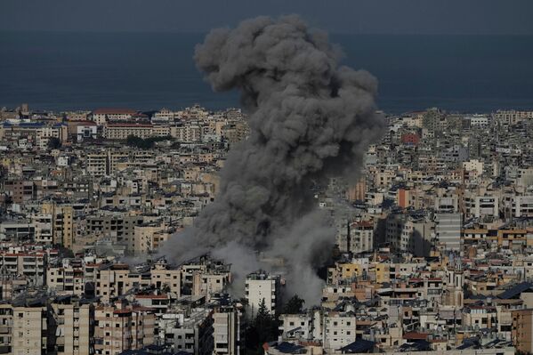 Дым поднимается после израильского авиаудара в Дахие, южном пригороде Бейрута, Ливан - Sputnik Армения