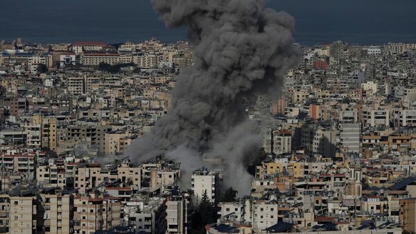 Дым поднимается после израильского авиаудара в Дахие, южном пригороде Бейрута, Ливан - Sputnik Армения