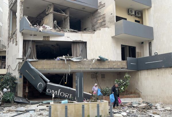 Разрушенный отель, пострадавший от израильского авиаудара в Хазмие, к востоку от Бейрута, Ливан - Sputnik Армения