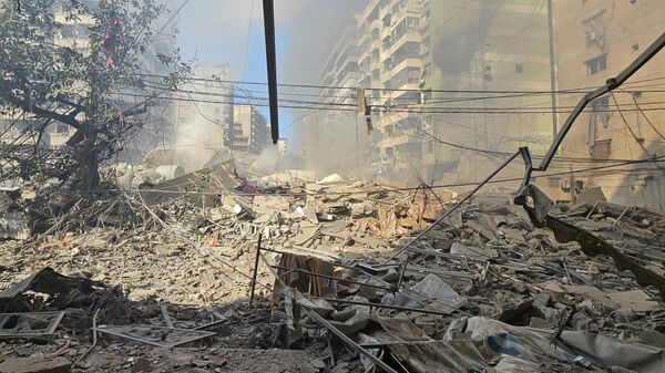 Обломки на месте  израильского авиаудара по Дахие, южному пригороду Бейрута, Ливан - Sputnik Армения